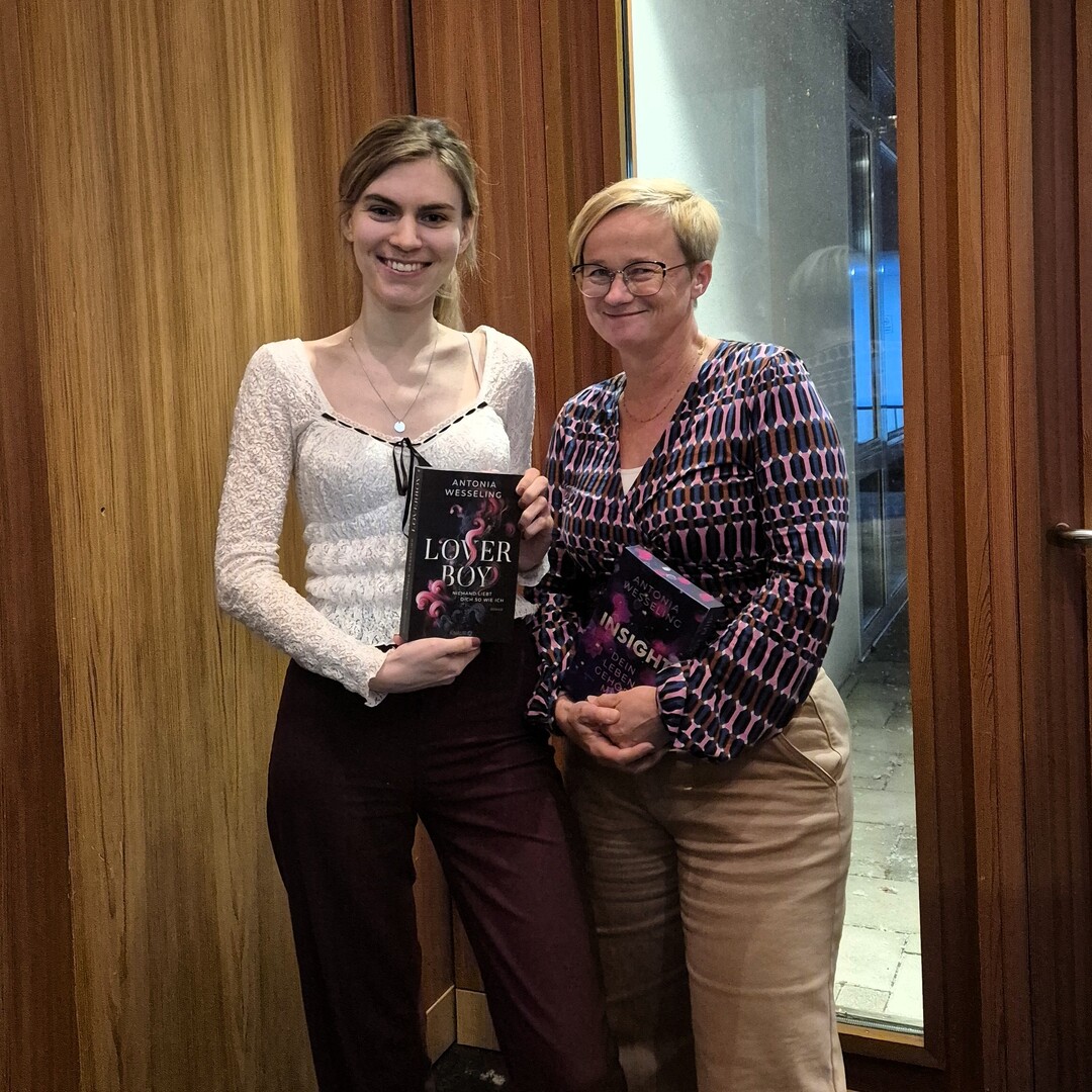 Autorin Antonia Wesseling h&auml;lt ihr Buch "Loverboy" in der Hand. neben ihr steht Sandra Appelbaum vom Droemer Knaur Verlag.